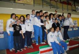 geesink team   sul podio  vince il trofeo